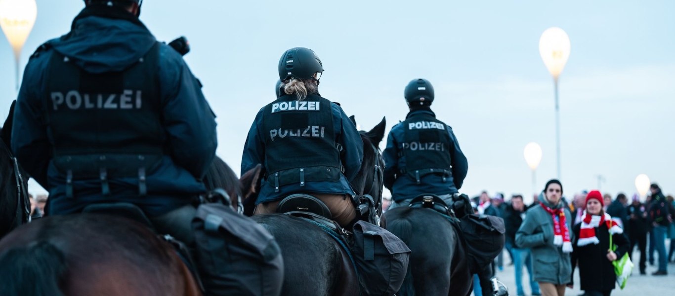 Βέλγιο: Έφιπποι αστυνομικοί διέλυσαν τεράστιο υπαίθριο πάρτι (βίντεο)
