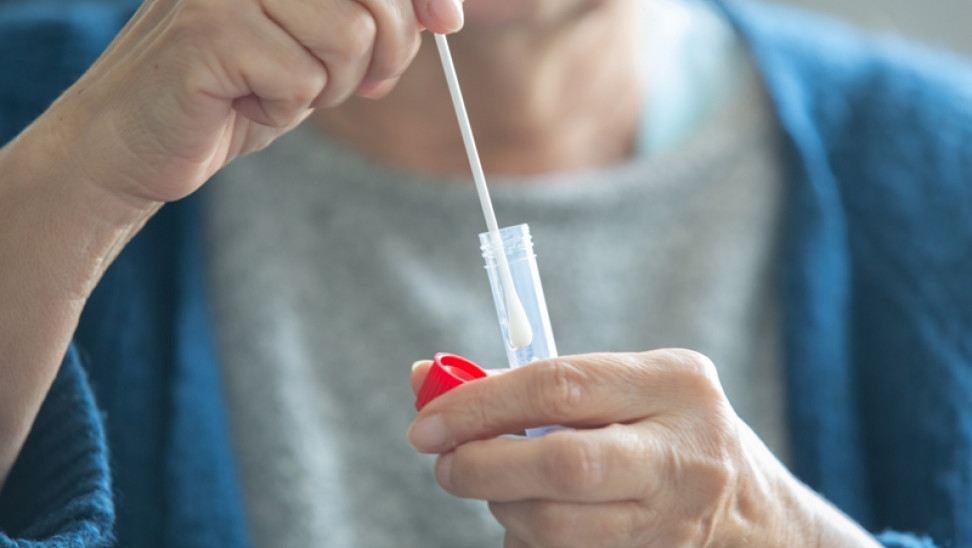 Έτσι θα κάνουμε μόνοι μας το self test! – Όταν η κυβέρνηση μετατρέπει τους πολίτες σε κλιμάκια του ΕΟΔΥ (βίντεο)