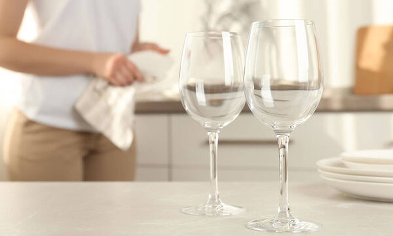 Πείτε «αντίο» στα θαμπά ποτήρια με αυτό το έξυπνο κόλπο!