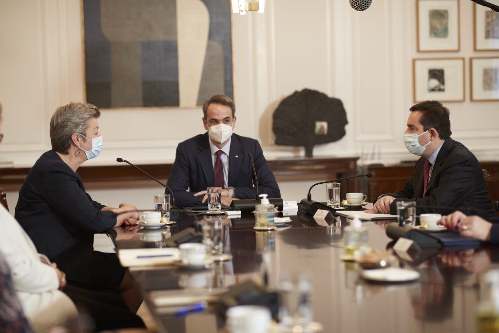 «Κραυγή» Έλληνα πολίτη στην Ι.Γιόχανσον για τις νέες δομές: «Η ΕΕ έχει ως στόχο την αντικατάστασή των γηγενών πληθυσμών»