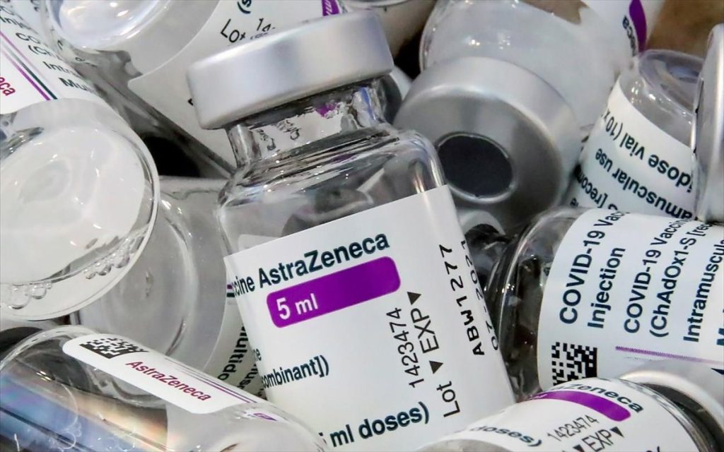 AstraZeneca: 30 περιπτώσεις θρομβώσεων στη Βρετανία – Ο ΕΟΦ λέει «δεν φαίνεται» να σχετίζεται με το θάνατο της 63χρονης