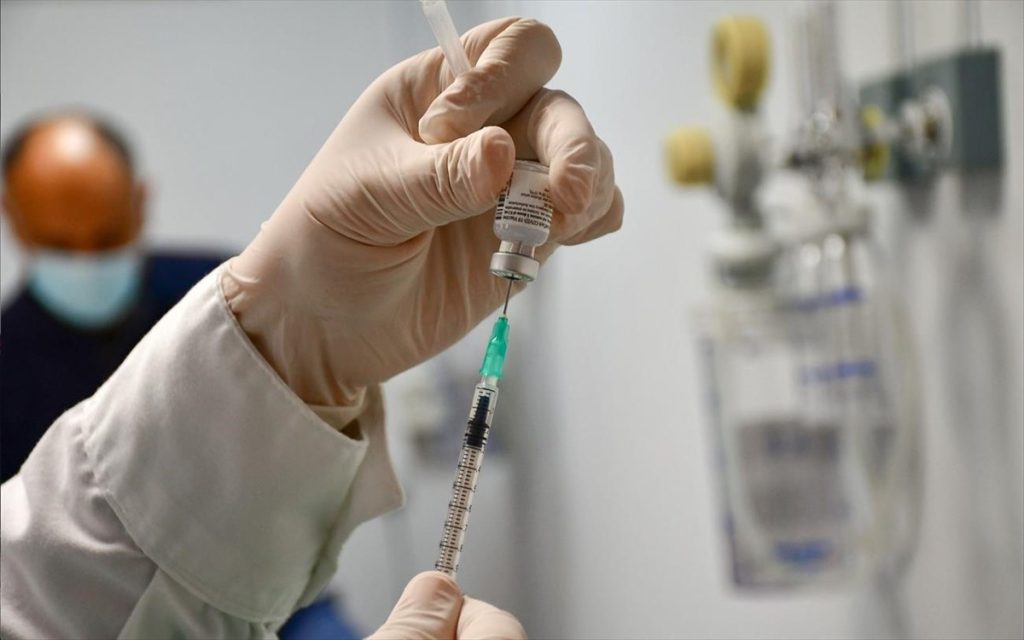 Εμβολιασμοί: Άνοιξε η πλατφόρμα για τους 65-69 ετών