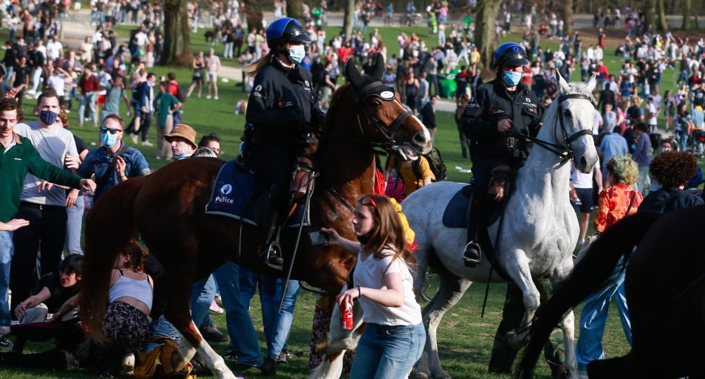 Χάος στο Βέλγιο: Άλογα της αστυνομία παρέσυραν πολίτες που συγκεντρώθηκαν σε πάρκο – Συλλήψεις και τραυματισμοί (βίντεο)