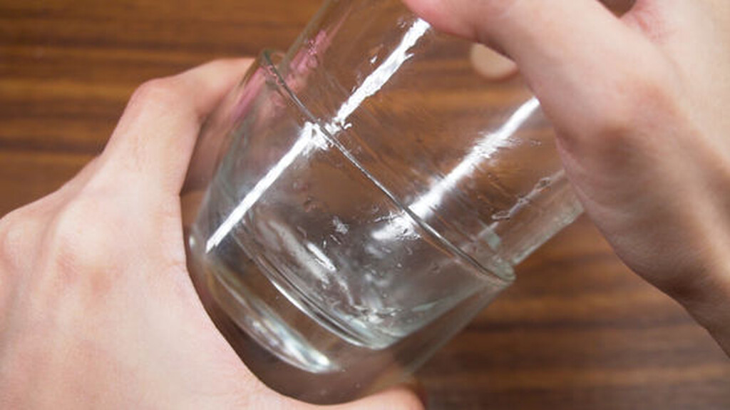 Δεν πάει ο νους σας: Το έξυπνο κόλπο για να ξεκολλήσετε δύο γυάλινα ποτήρια