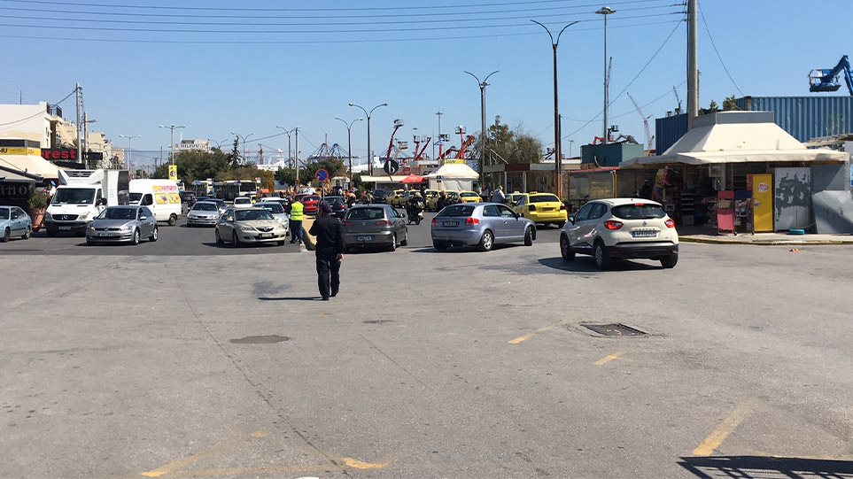 Μπλόκο κατά των πολιτών από το Λιμενικό στο Πέραμα (βίντεο)