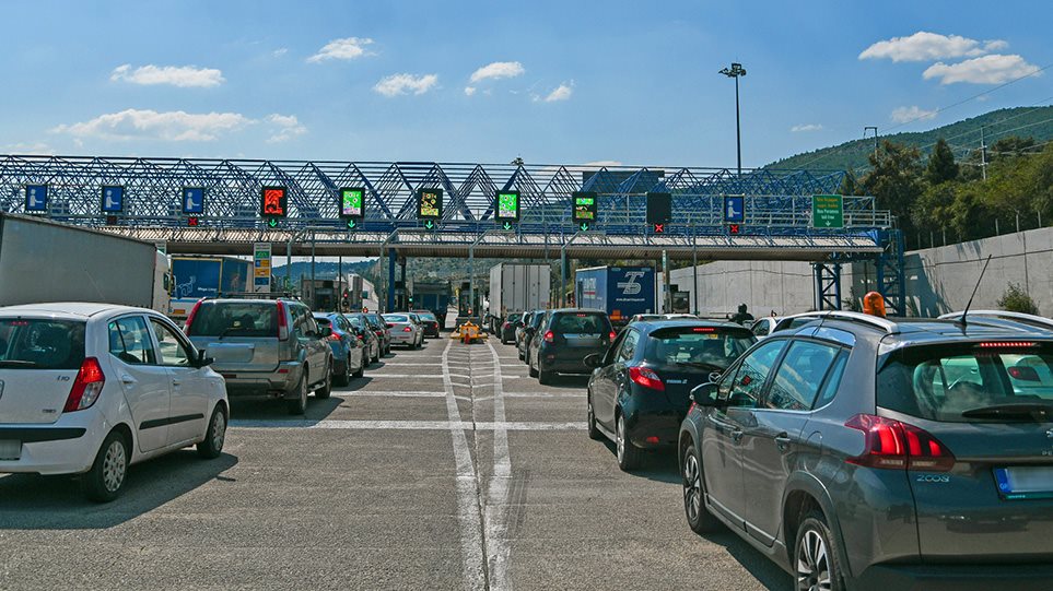 «Μαστίγιο και καρότο» από την κυβέρνηση για το Πάσχα: «Αν πάει καλά το λιανεμπόριο μπορεί να γιορτάσουμε»