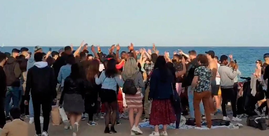 Βαρκελώνη: Οι νέοι είπαν «όχι» στο lockdown και έκαναν πάρτι σε γνωστή παραλία (βίντεο)