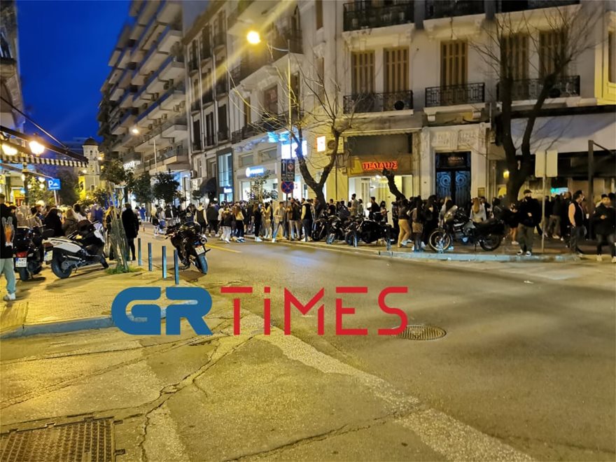 Στους δρόμους ο κόσμος στην Θεσσαλονίκη – Με προειδοποιητικά μηνύματα η αστυνομία (βίντεο)
