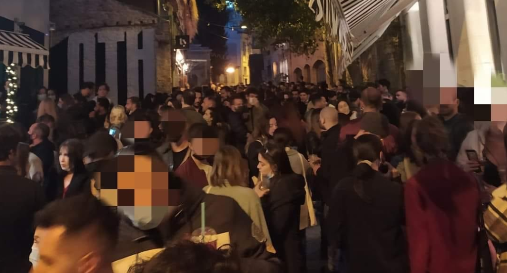 Βίντεο: Χιλιάδες νέοι στου Ψυρρή χθες κορόιδευαν κυβέρνηση & λοιμωξιολόγους – «Καραντινάκηδες πονάτε;»