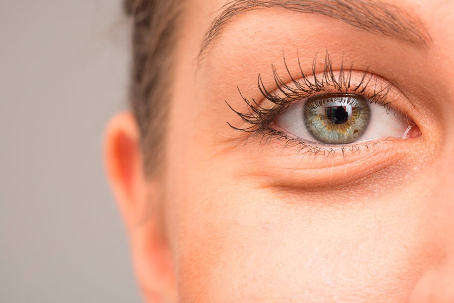 Δέρμα γύρω από τα μάτια: Τα βήματα για τη σωστή φροντίδα του