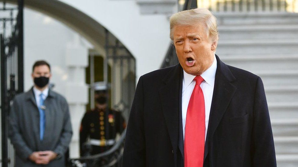 Ντόναλντ Τραμπ: «Χαρούμενο Πάσχα σε όλους συμπεριλαμβανομένων και των τρελών ακροαριστερών»