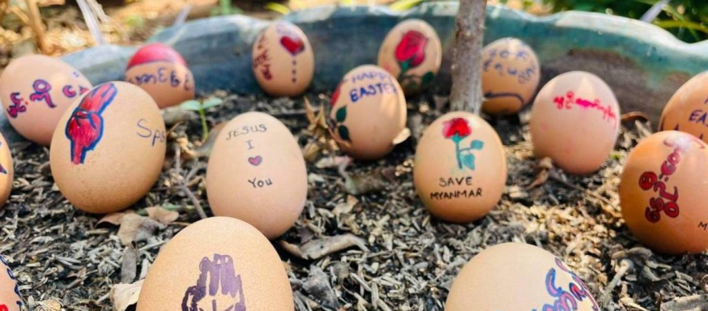 Οι επικριτές του πραξικοπήματος στη Μιανμάρ ζωγράφισαν πασχαλινά αυγά