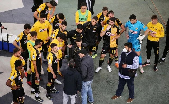 Έκρυθμο τo κλίμα στην ΑΕΚ: «Συγγνώμη» από  Μ.Χιμένεθ και έντονες αποδοκιμασίες από φίλους της Ένωσης