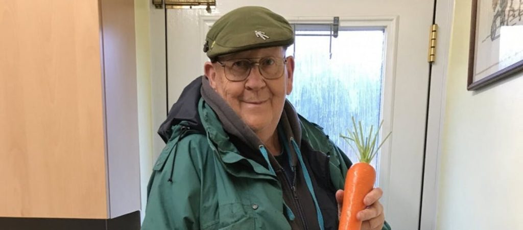 To νέο αστέρι του οίκου Gucci – 72χρονος έγινε μοντέλο χάρη στα τεράστια λαχανικά του (φώτο)