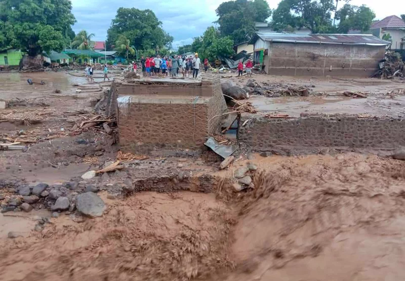 Ινδονησία:  Τουλάχιστον 44 νεκροί από καταρρακτώδεις βροχές