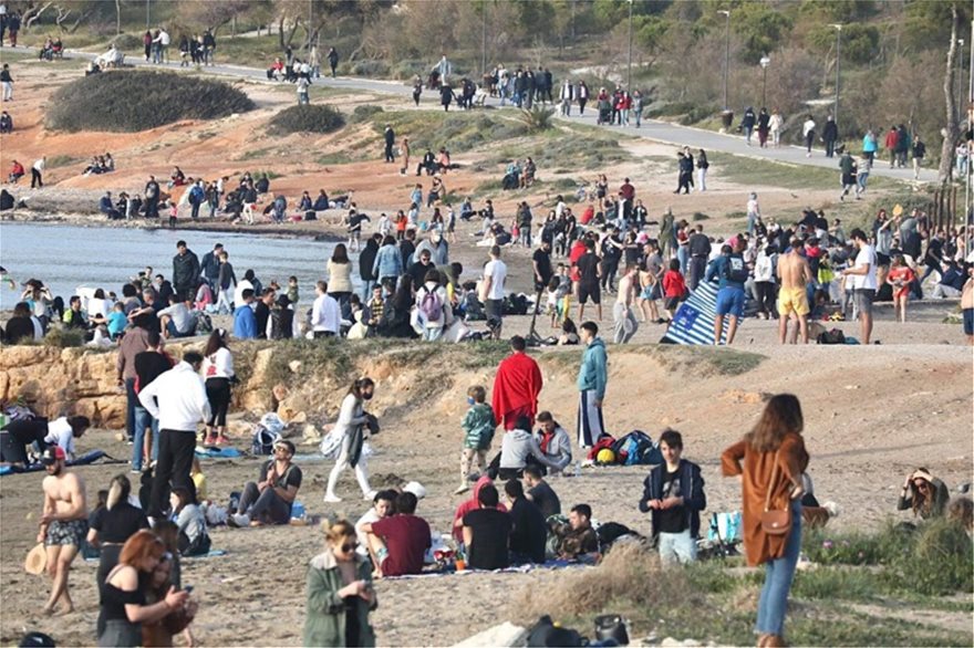 Βγήκαν να πάρουν «ανάσα» οι Αθηναίοι – Γέμισαν παραλίες και τα πάρκα (φωτο)