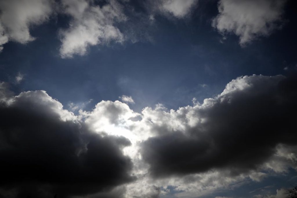 Τοπικές βροχές μετά το μεσημέρι και υψηλές θερμοκρασίες σε όλη την χώρα σήμερα