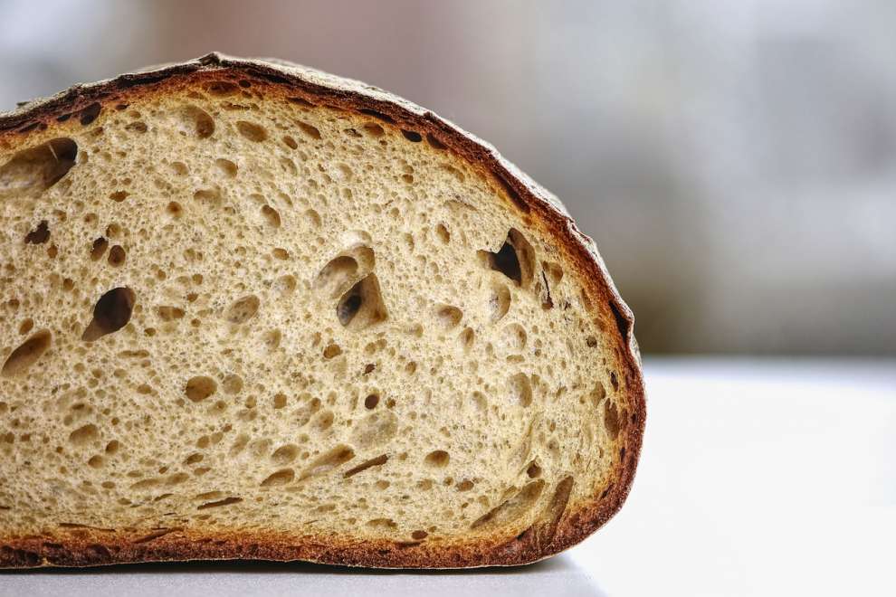 Το «γιαγιαδίστικο» κόλπο για να καθαρίζεις λεκέδες και βρωμιά με… ψωμί