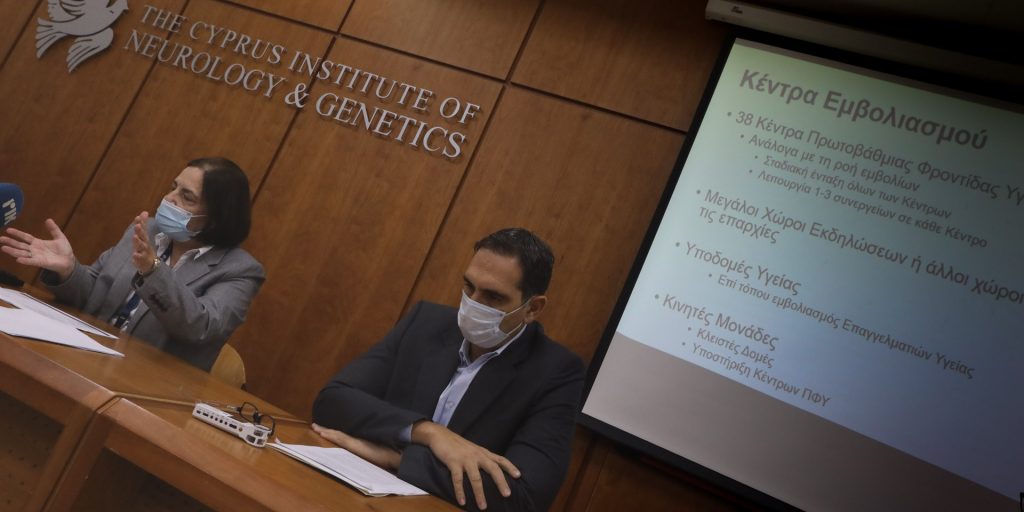 Χάος με τα εμβόλια: Σπεύδουν να αναβάλλουν τη δεύτερη δόση του AstraZeneca – Δεν δίνει  δικαίωμα επιλογής το υπ. Υγείας
