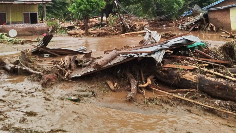 Ινδονησία: Ξεπέρασαν τους 70 οι νεκροί από τις πλημμύρες – Δεκάδες αγνοούμενοι