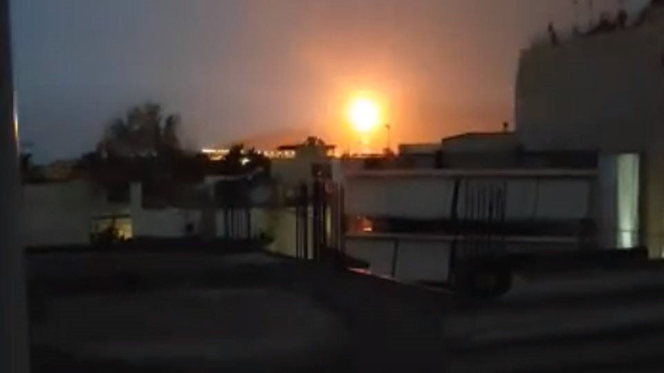 Ελευσίνα: Ανησυχία για τις φλόγες στα ΕΛΠΕ – Στα μπαλκόνια τους οι κάτοικοι (βίντεο)