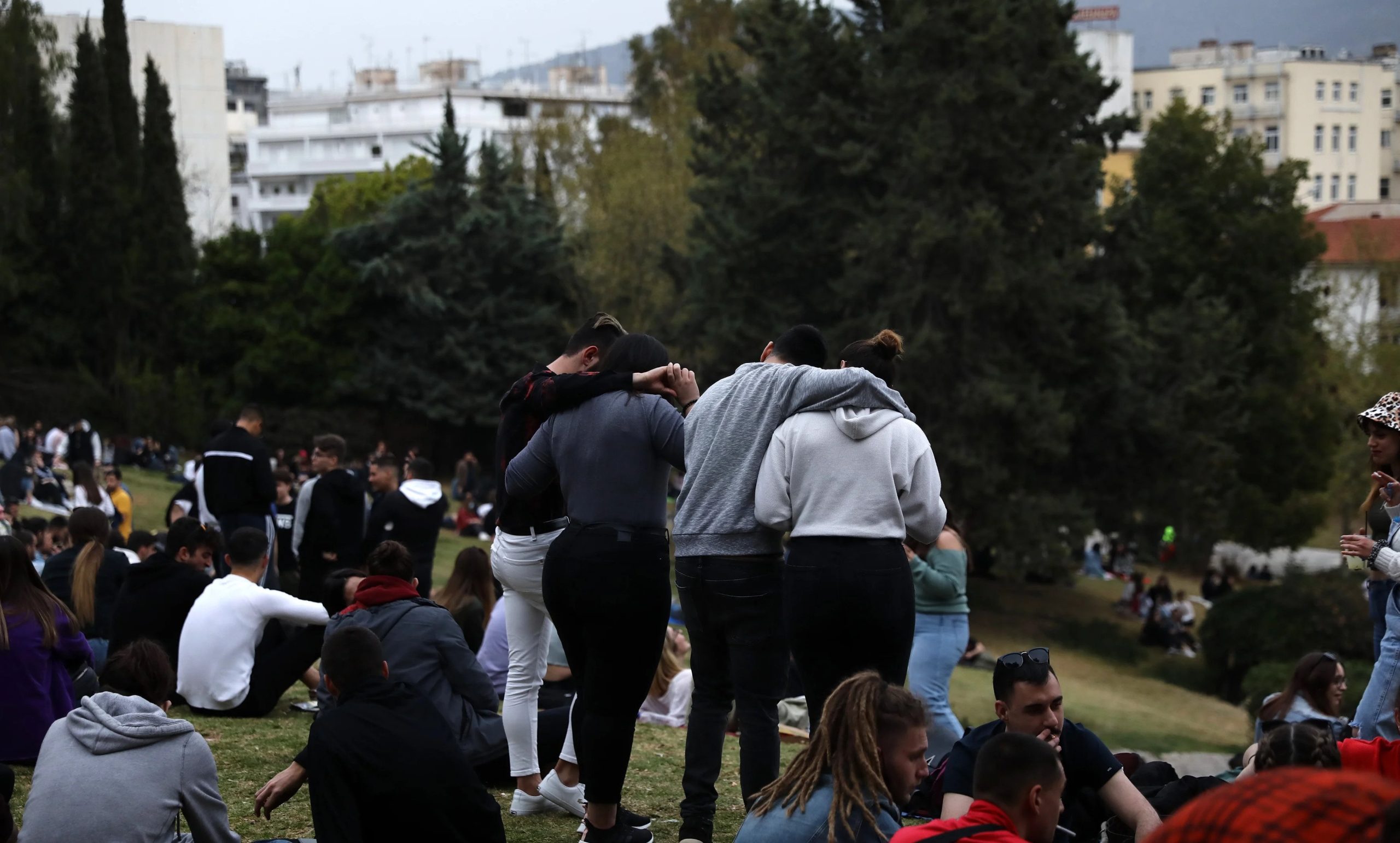 Οι πολίτες παίρνουν τη ζωή τους πίσω: Αστυνομικοί προσπάθησαν να διαλύσουν συγκέντρωση στο Φάληρο – Γέμισε κόσμο η Πάτρα