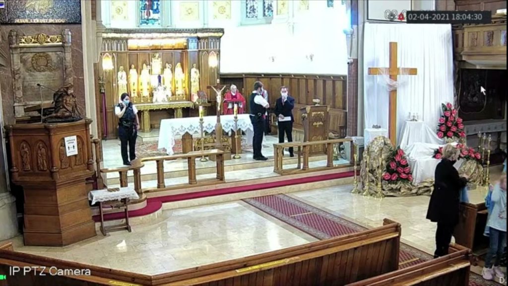 Λονδίνο: Αστυνομικοί σταμάτησαν την λειτουργεία της Μεγάλης Παρασκευής σε καθολική εκκλησία (βίντεο)