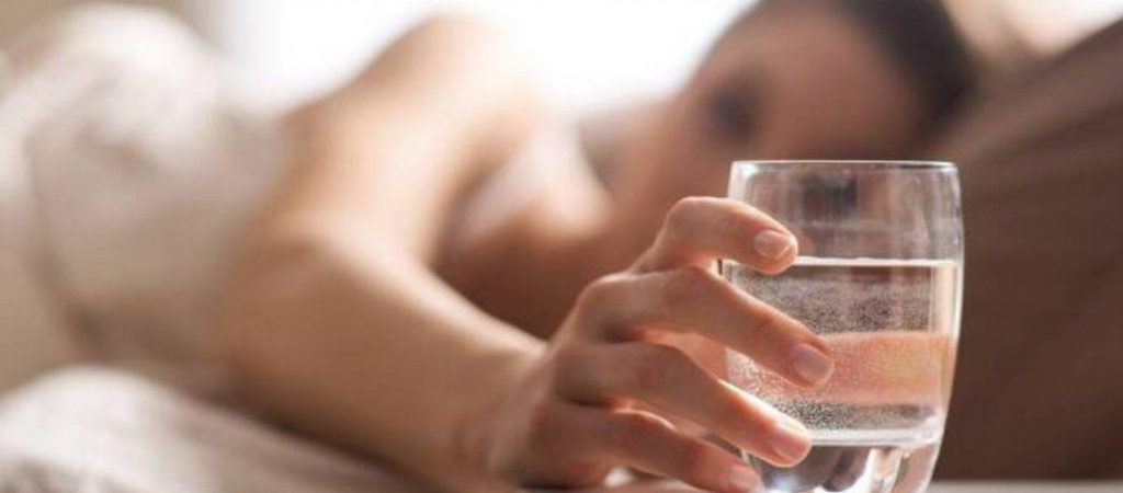 Ο λόγος που δεν πρέπει να πίνετε νερό από το ποτήρι που έχετε δίπλα σας τη νύχτα