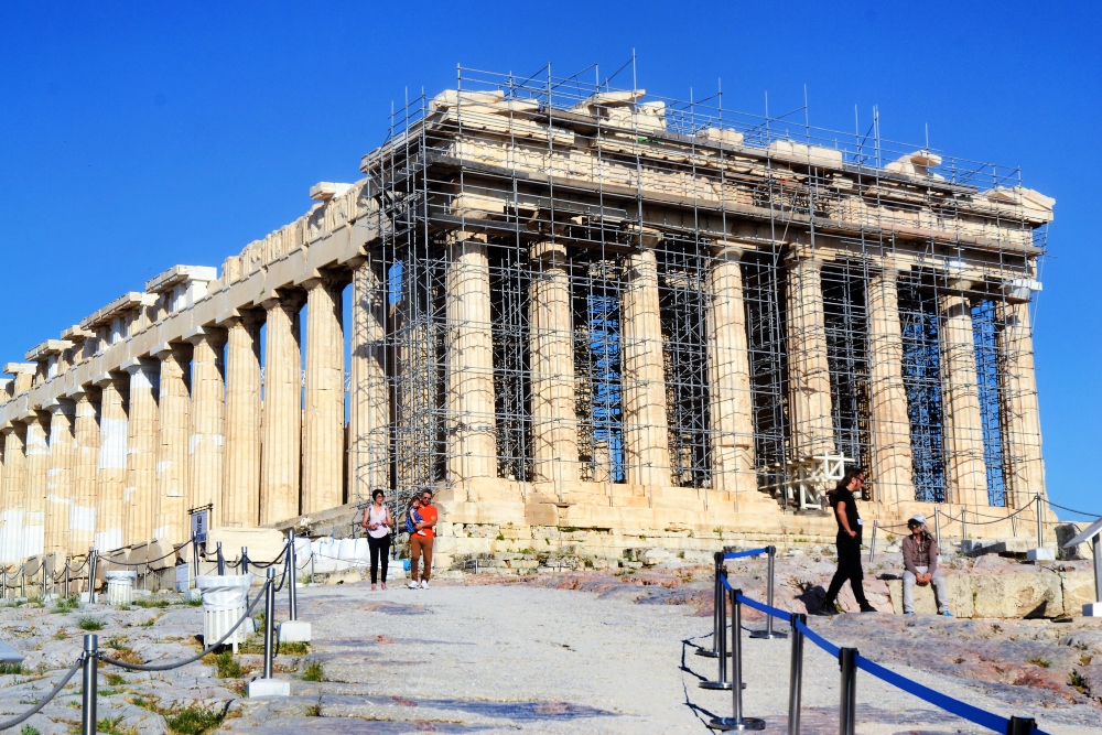 BBC: «Θα προλάβει την τουριστική περίοδο η Ελλάδα; – Άδεια η Ακρόπολη»