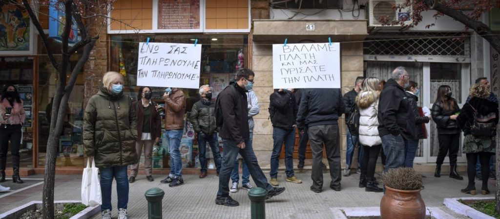 «Αντάρτικο» εμπόρων κατά κυβέρνησης σε Θεσ/νίκη και Πάτρα: Άνοιξαν κανονικά τα μαγαζιά τους – «Εμείς σας πληρώνουμε»!