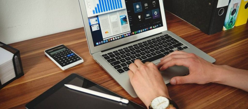 Voucher 200 ευρώ για laptop ή tablet: «Πρεμιέρα» σήμερα για την πλατφόρμα – Δείτε αναλυτικά τη διαδικασία