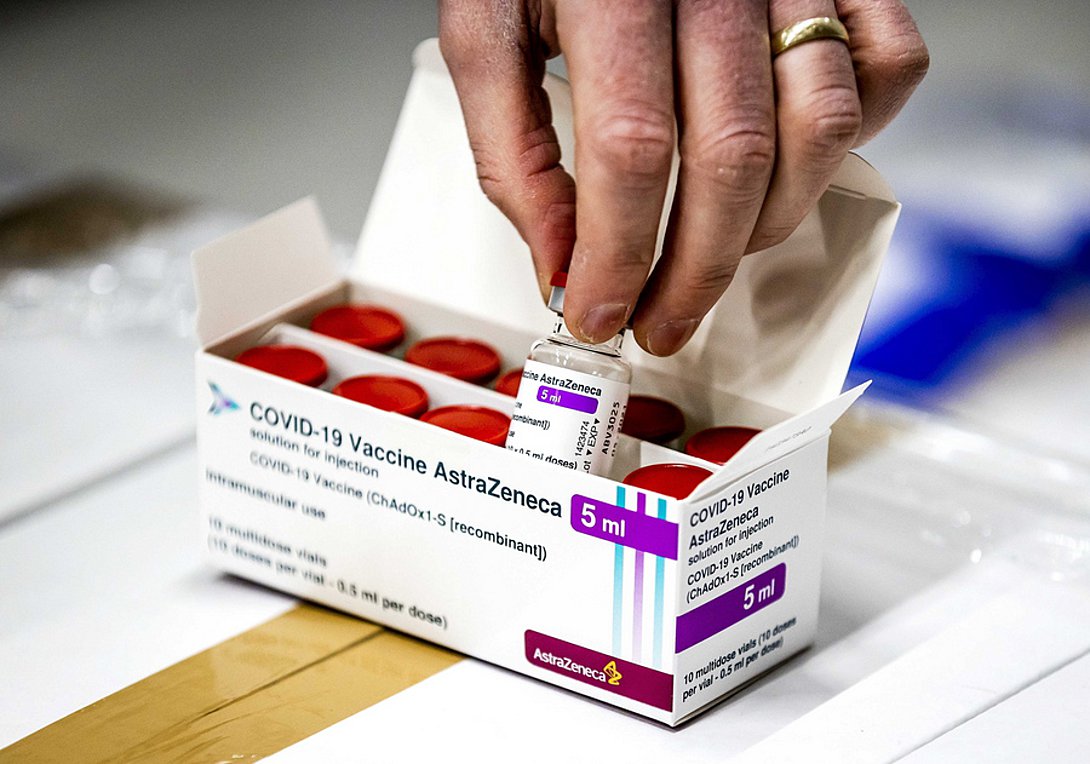 Η Επιτροπής Εμβολιασμών αποκάλυψε το πρώτο περιστατικό θρόμβωσης σχετιζόμενο με το AstraZeneca – Νεκρή μια 60χρονη