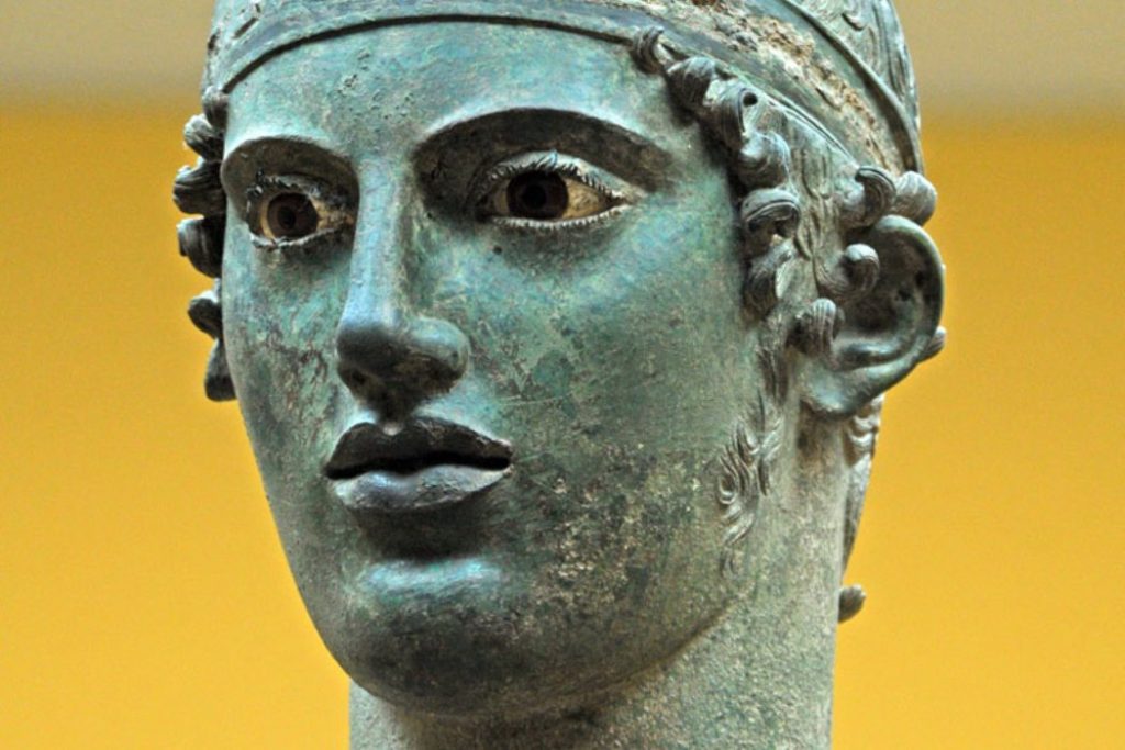 Το υπουργείο Πολιτισμού δώρισε ακριβές αντίγραφο του «Ηνίοχου των Δελφών» στο Κατάρ