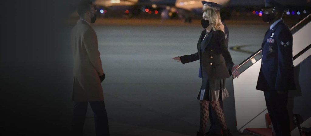 Τ.Μπάιντεν: Στα 69 της η «νέα» πρώτη κυρία των ΗΠΑ θέλησε να κυκλοφορήσει με… διχτυωτό καλσόν! – Χαμός στο Twitter