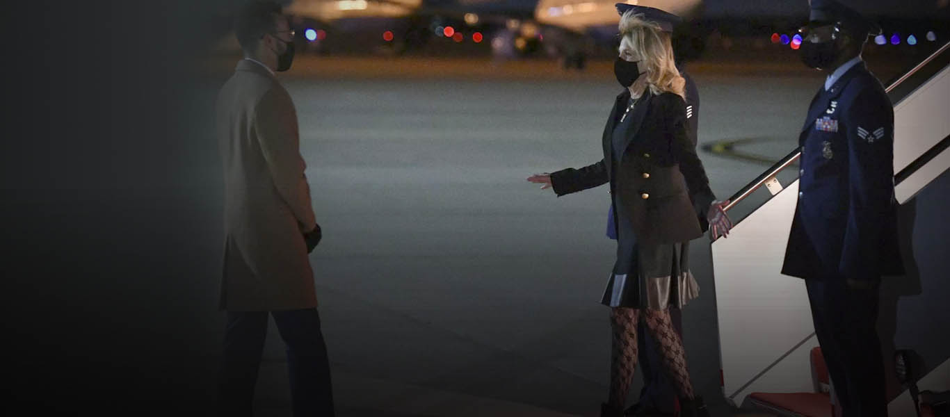 Τ.Μπάιντεν: Στα 69 της η «νέα» πρώτη κυρία των ΗΠΑ θέλησε να κυκλοφορήσει με… διχτυωτό καλσόν! – Χαμός στο Twitter