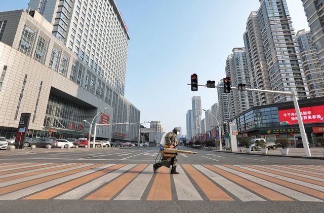 Πεζός στην Κίνα γλιτώνει από… θαύμα ενώ διασχίζει τον δρόμο την τελευταία στιγμή (βίντεο)