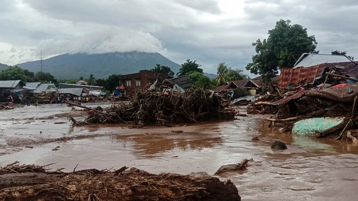 «Σαρώνουν» την Ινδονησία οι πλημμύρες – Πάνω από 110 νεκροί