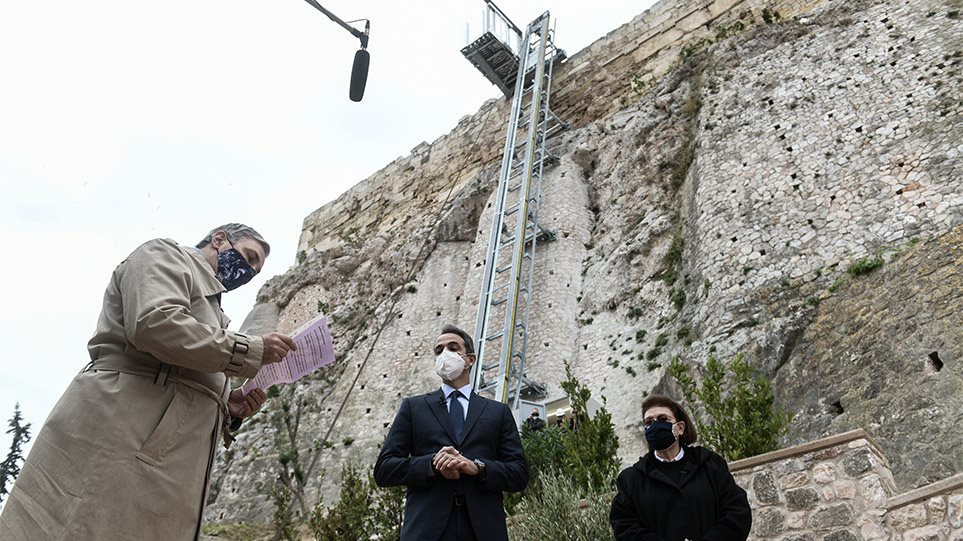 Α.Τσίπρας: «Η Λ.Μενδώνη θέλει να τοποθετήσει πινακίδα με το όνομά της στην Ακρόπολη» – ΝΔ: Fake news