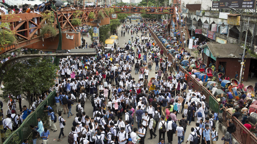 Μπανγκλαντές: Τρεις άνθρωποι τραυματίστηκαν από σφαίρες σε διαδήλωση εναντίον των περιοριστικών μέτρων της πανδημίας