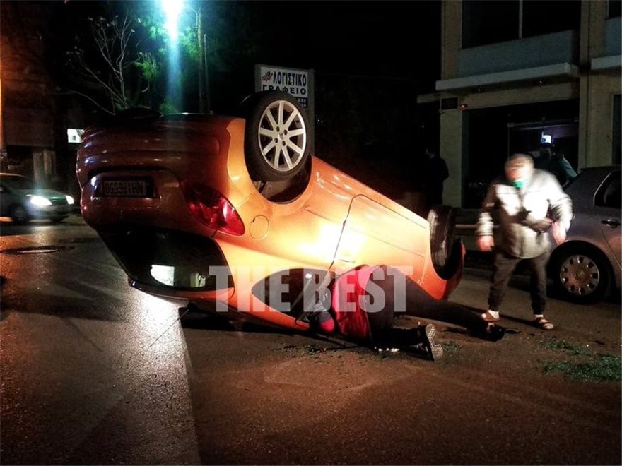 Πάτρα: Ανετράπη αυτοκίνητο όταν παιδάκι προσπάθησε να ανοίξει την πόρτα – Ένας τραυματίας