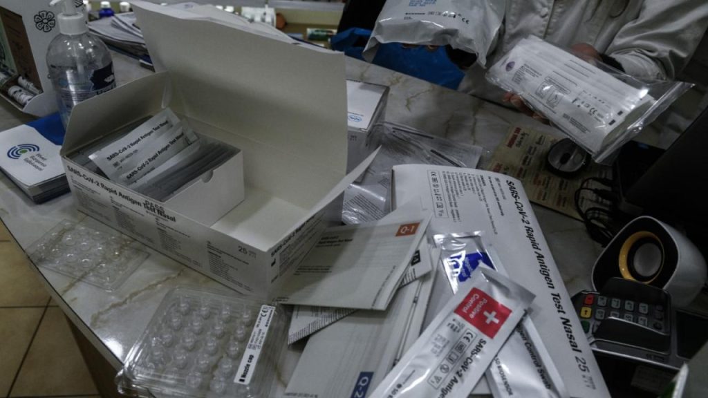 Πανελλήνιος Φαρμακευτικός Σύλλογος για self tests: «Να παραδίδονται αποκλειστικά σε ατομικές συσκευασίες»