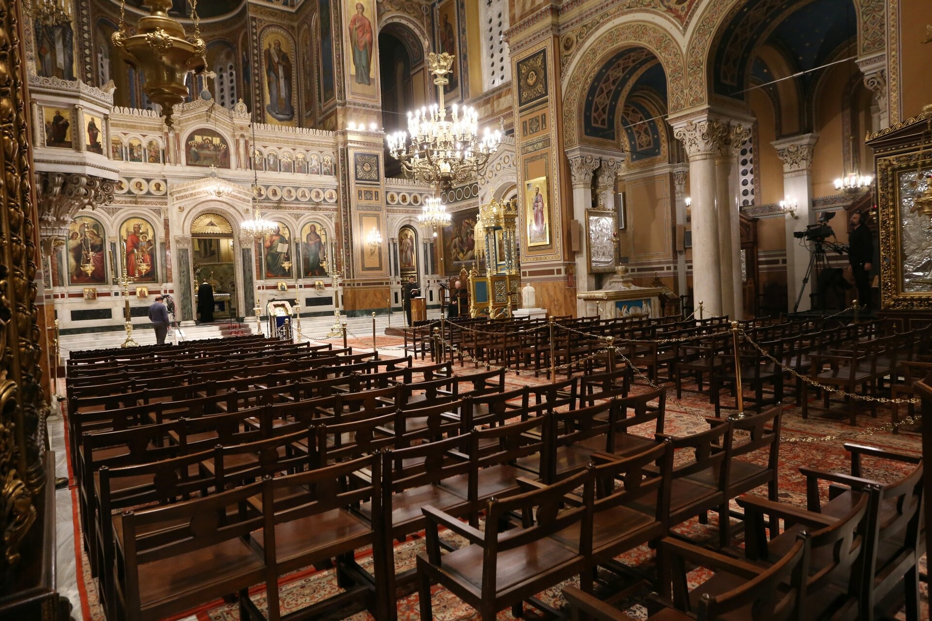 Η Ιερά Σύνοδος εκλιπαρεί την κυβέρνηση για ανοικτές εκκλησίες το Πάσχα