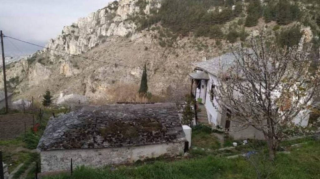 Φονικό στη Μακρινίτσα: «Σήμερα έχουμε γάμο» φώναζε η μάνα όταν έβγαιναν τα φέρετρα από το σπίτι (βίντεο)