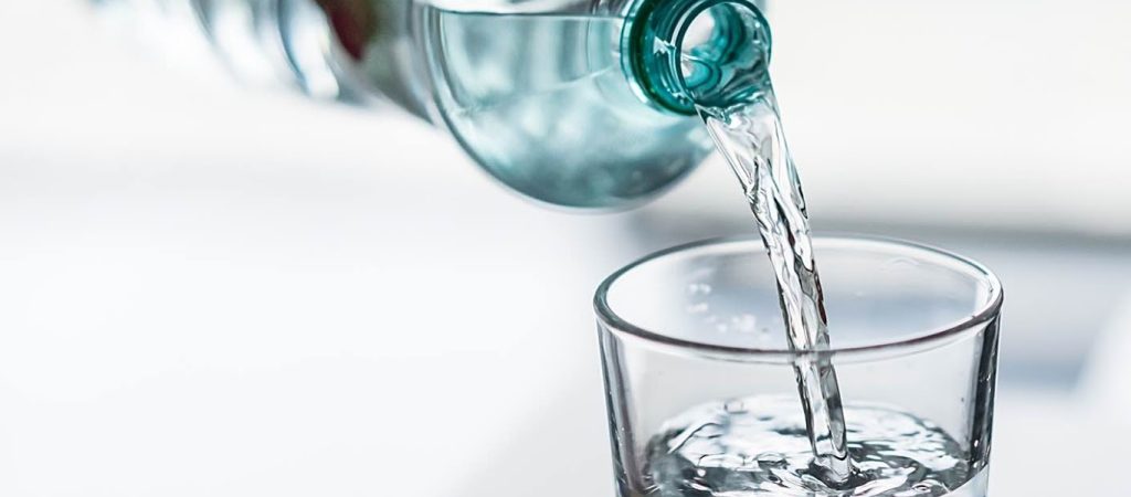 Άλλαξε γεύση το νερό που αφήσατε στο ποτήρι σας; – Αυτός είναι ο λόγος