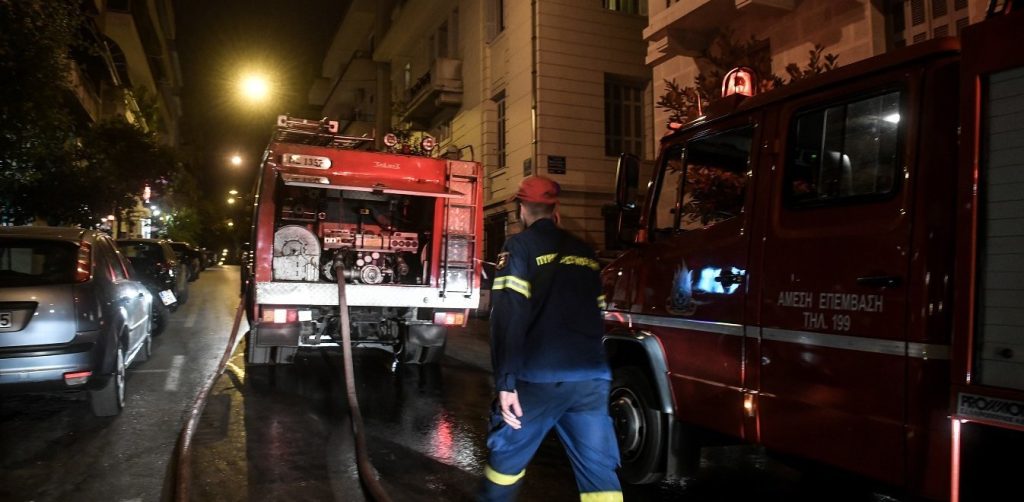 Φωτιά σε διαμέρισμα στη Θεσσαλονίκη – Είχε εγκλωβιστεί ηλικιωμένη (βίντεο)