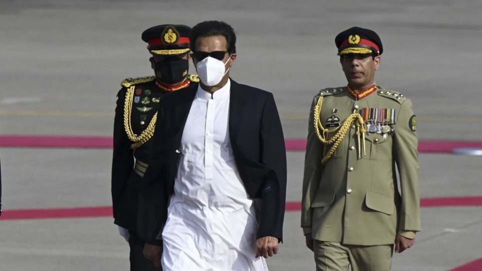 Πακιστανική νοοτροπία δια του πρωθυπουργού τους: «Οι γυναίκες φορέστε μαντίλα για μην σας βιάζουν»