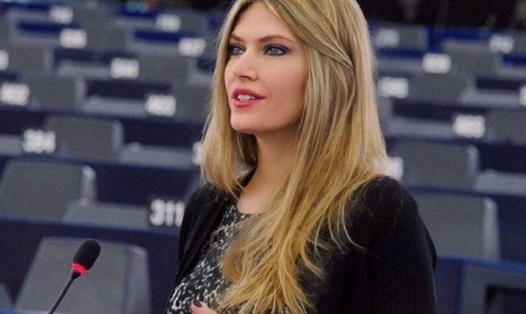 Η Εύα Καϊλή εκθέτει την Ούρσουλα φον ντερ Λάιεν για τον καναπέ: «Γιατί δεν απαιτείς σεβασμό;»