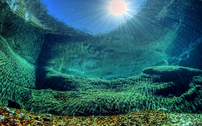 Αυτός είναι ο καθαρότερος ποταμός του κόσμου – Μπορείς να δεις από τη στεριά σε βάθος 15 μέτρων (φωτο)