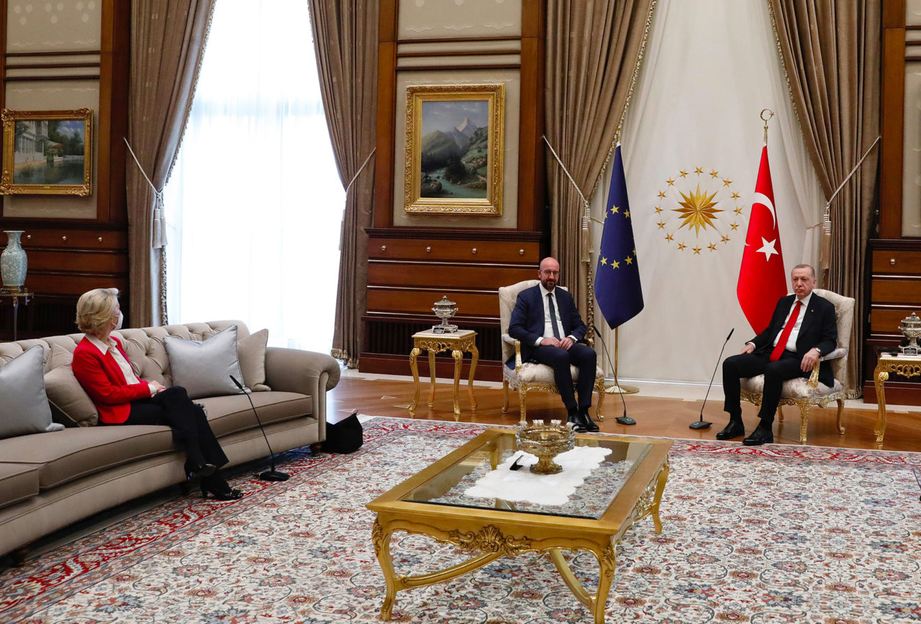 «Τρολάρει» ΕΕ η Άγκυρα: «Αυτή είναι η τουρκική φιλοξενία» – Σ.Μισέλ: «Δεν θέλαμε να δημιουργήσουμε επεισόδιο»