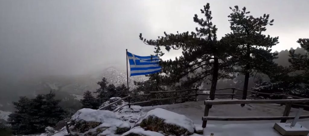 Ποιος Απρίλιος και ποια άνοιξη; – Χιονίζει στην Πάρνηθα (βίντεο)